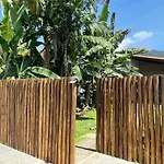 Casa charmosa com jardim tropical a 1500 mts da praia do Cruzeiro