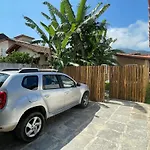 Casa charmosa com jardim tropical a 1500 mts da praia do Cruzeiro