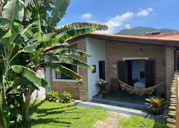 Casa charmosa com jardim tropical a 1500 mts da praia do Cruzeiro